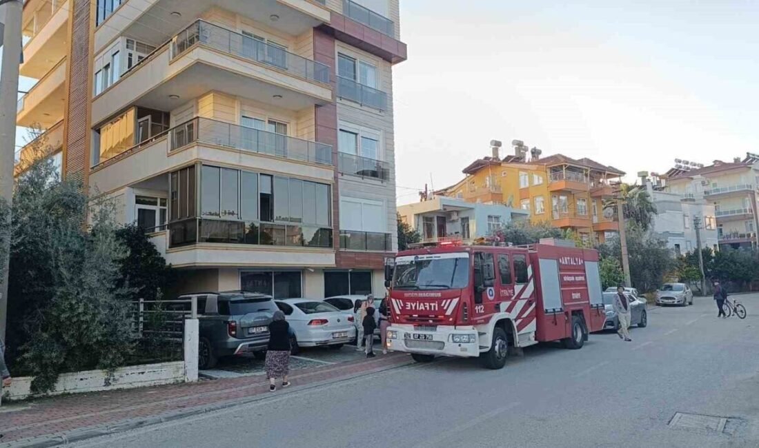 Antalya’nın Manavgat ilçesindeki bir apartmanın 1’inci katında bulunan dairenin balkonunda