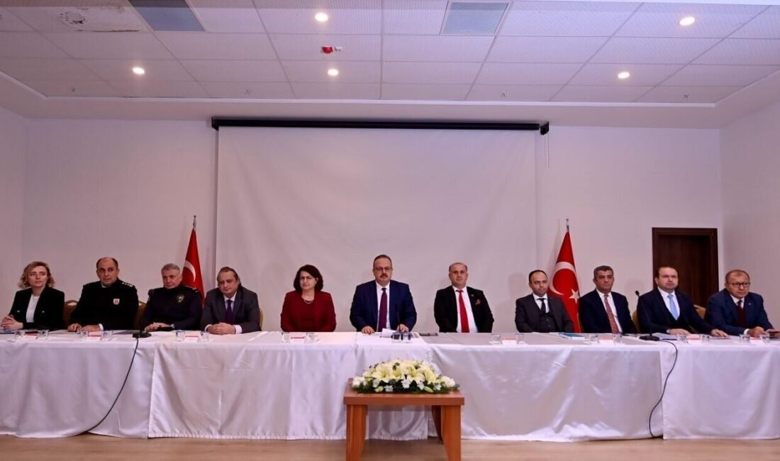 Aydın’ın İncirliova ilçesinde mahalle muhtarları ile toplantı düzenleyen Vali Yakup