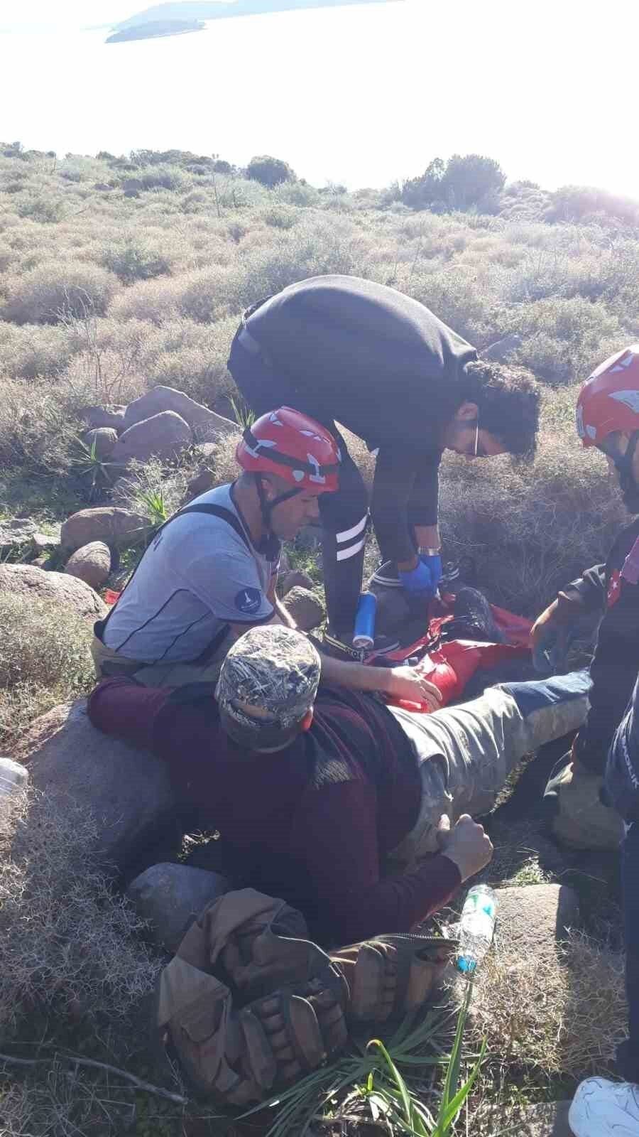 İzmir’de avcılık yaparken kayalıklardan düşüp yaralanan kişi kurtarıldı İzmir’de avcılık yaparken kayalıklardan düşüp yaralanan kişi kurtarıldı