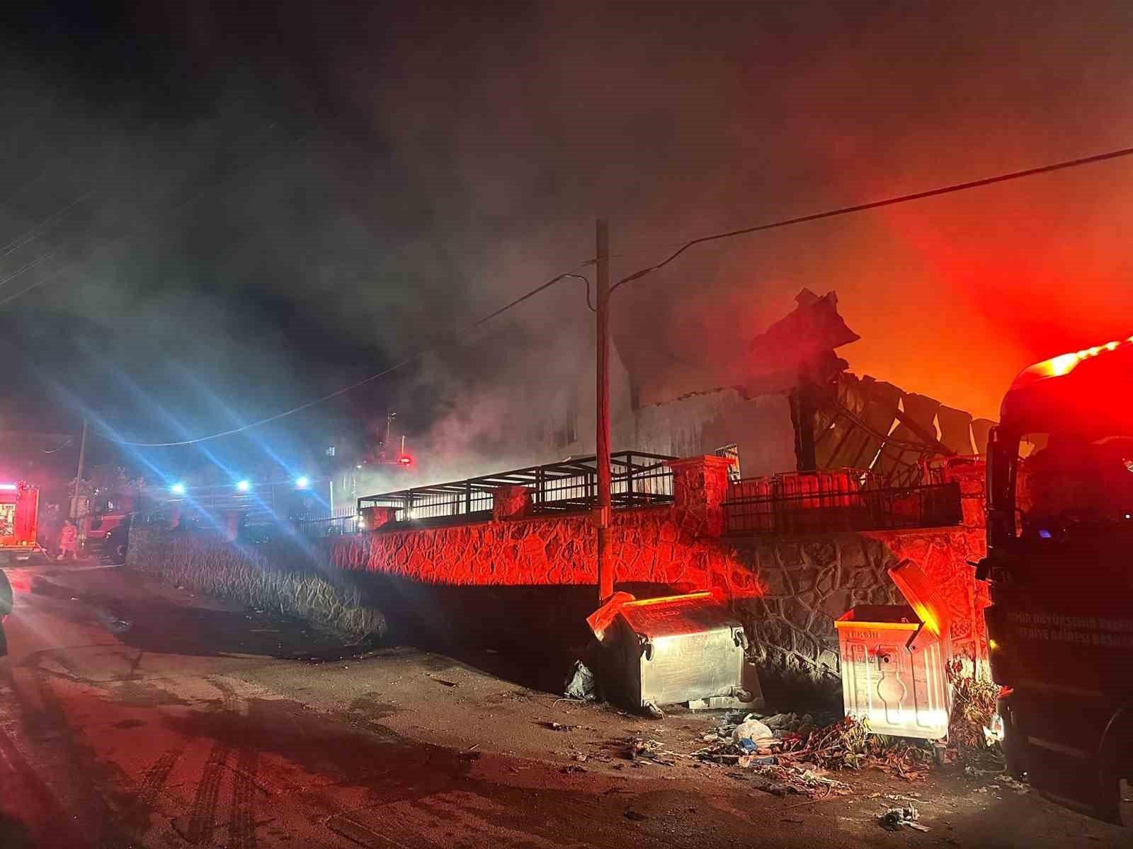 İzmir’de dokumacılık fabrikasında çıkan yangın denetim altında