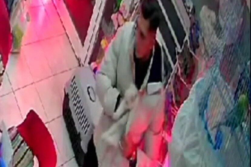 İzmir’in Bornova ilçesinde, petshopa gelerek ailesiyle hem papağan satın alıp