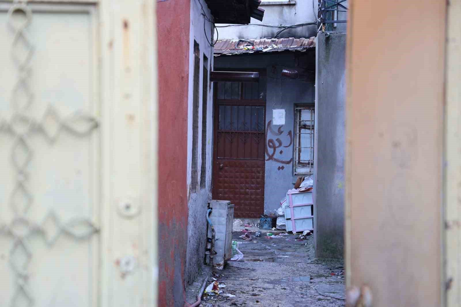 Beşar Esad’ın devrilmesinin akabinde İzmir’de yaşayan Suriyeliler, ülkelerindeki gelişmeleri yakından