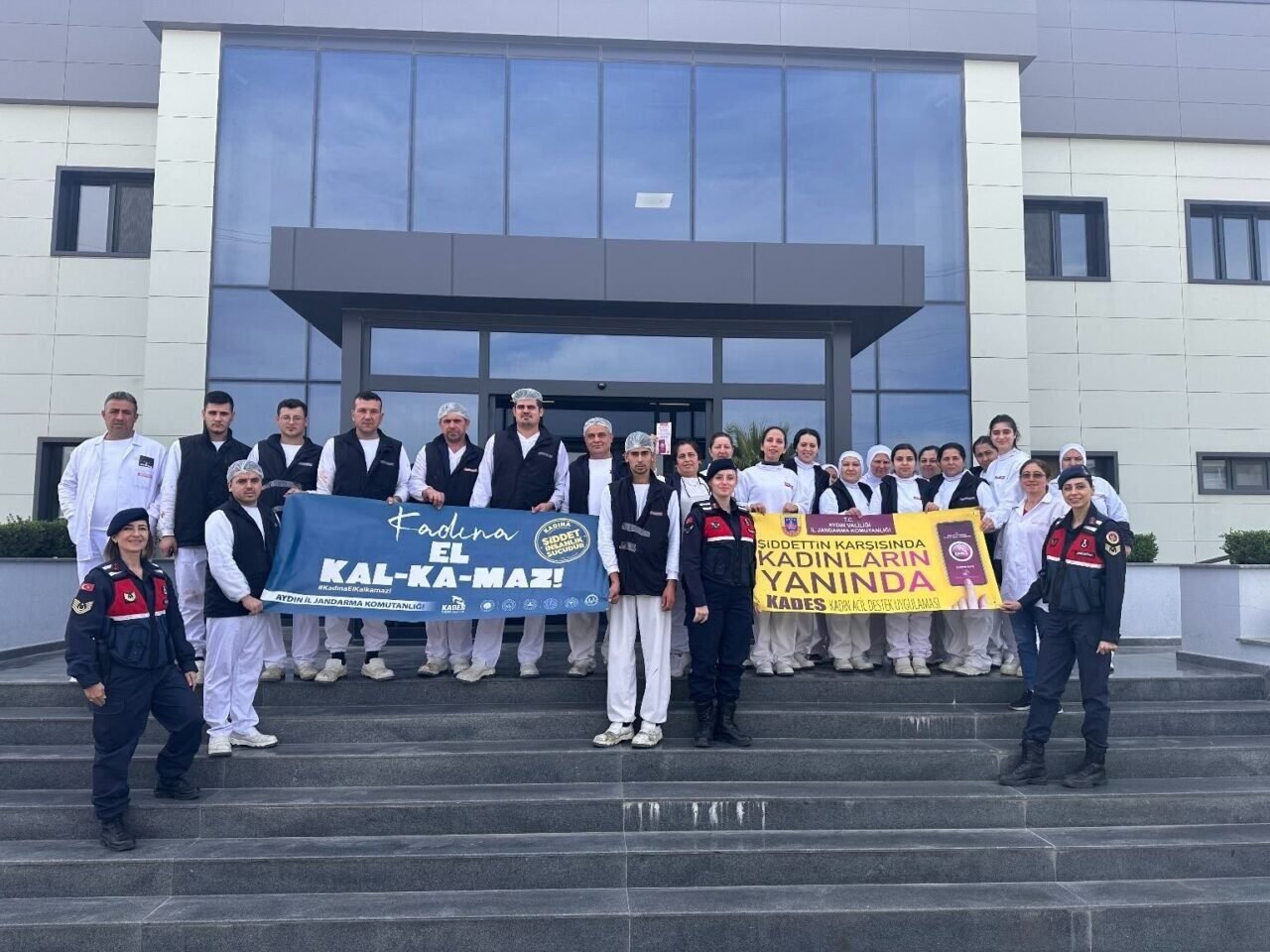 Jandarma fabrikadaki kadın çalışanları bilgilendirdi Jandarma fabrikadaki kadın çalışanları bilgilendirdi