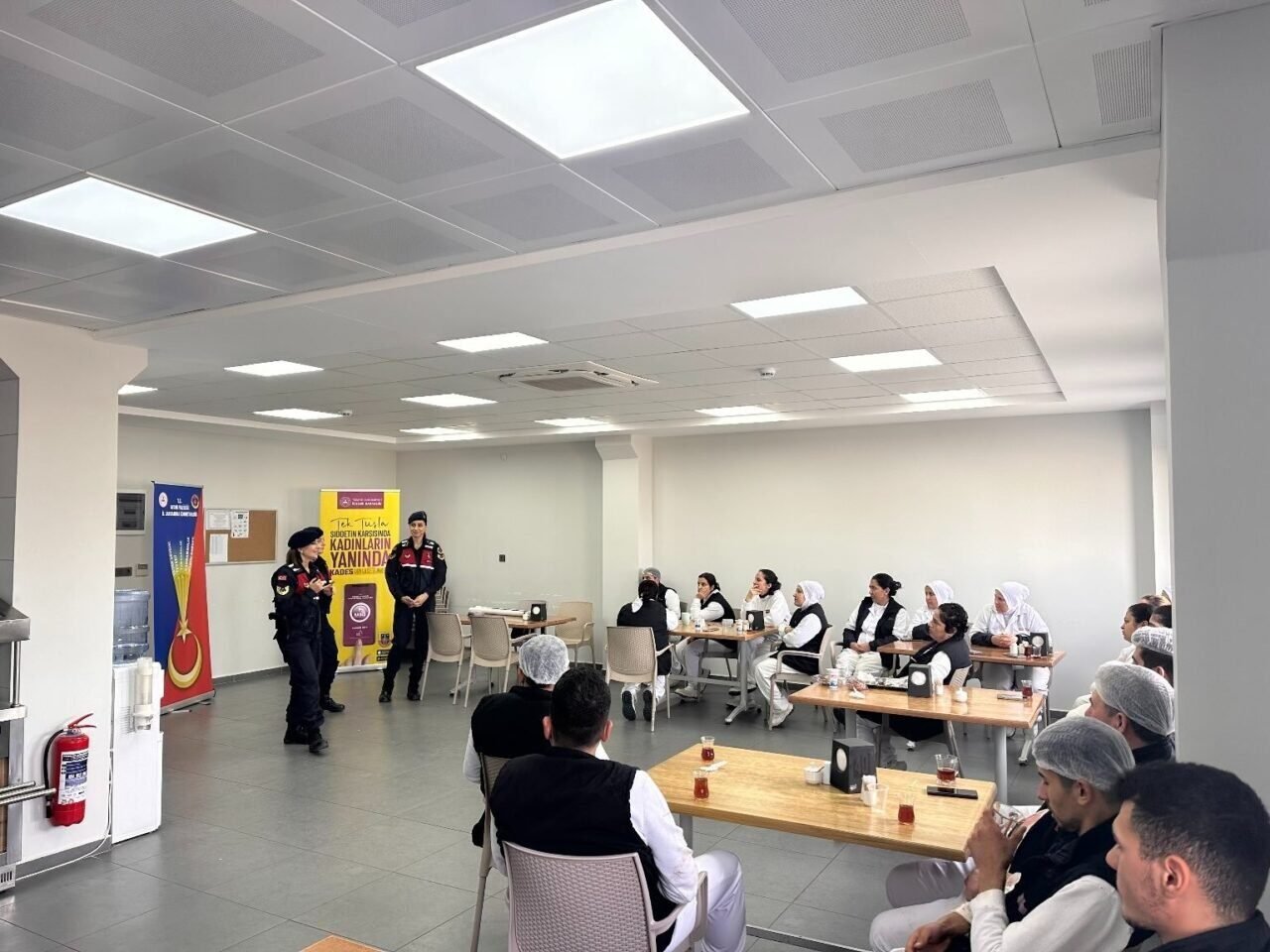 Jandarma fabrikadaki kadın çalışanları bilgilendirdi