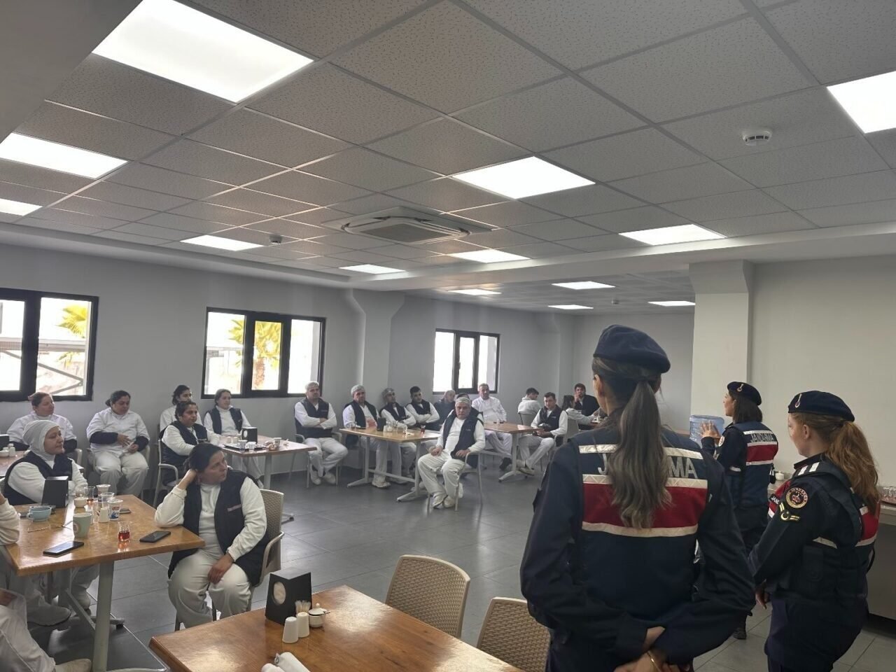 Jandarma fabrikadaki kadın çalışanları bilgilendirdi