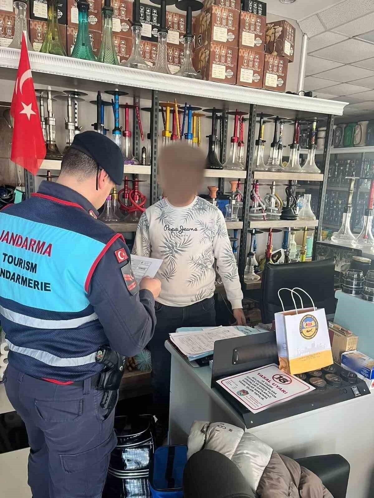 Jandarmadan "nargilelik tütün mamulü sunum uygunluk belgesi" denetimi Jandarmadan "nargilelik tütün mamulü sunum uygunluk belgesi" denetimi
