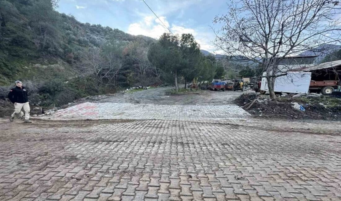 Karacasu Belediyesi, ilçe genelinde yol çalışmalarını sürdürüyor. Karacasu Belediyesi ilçe