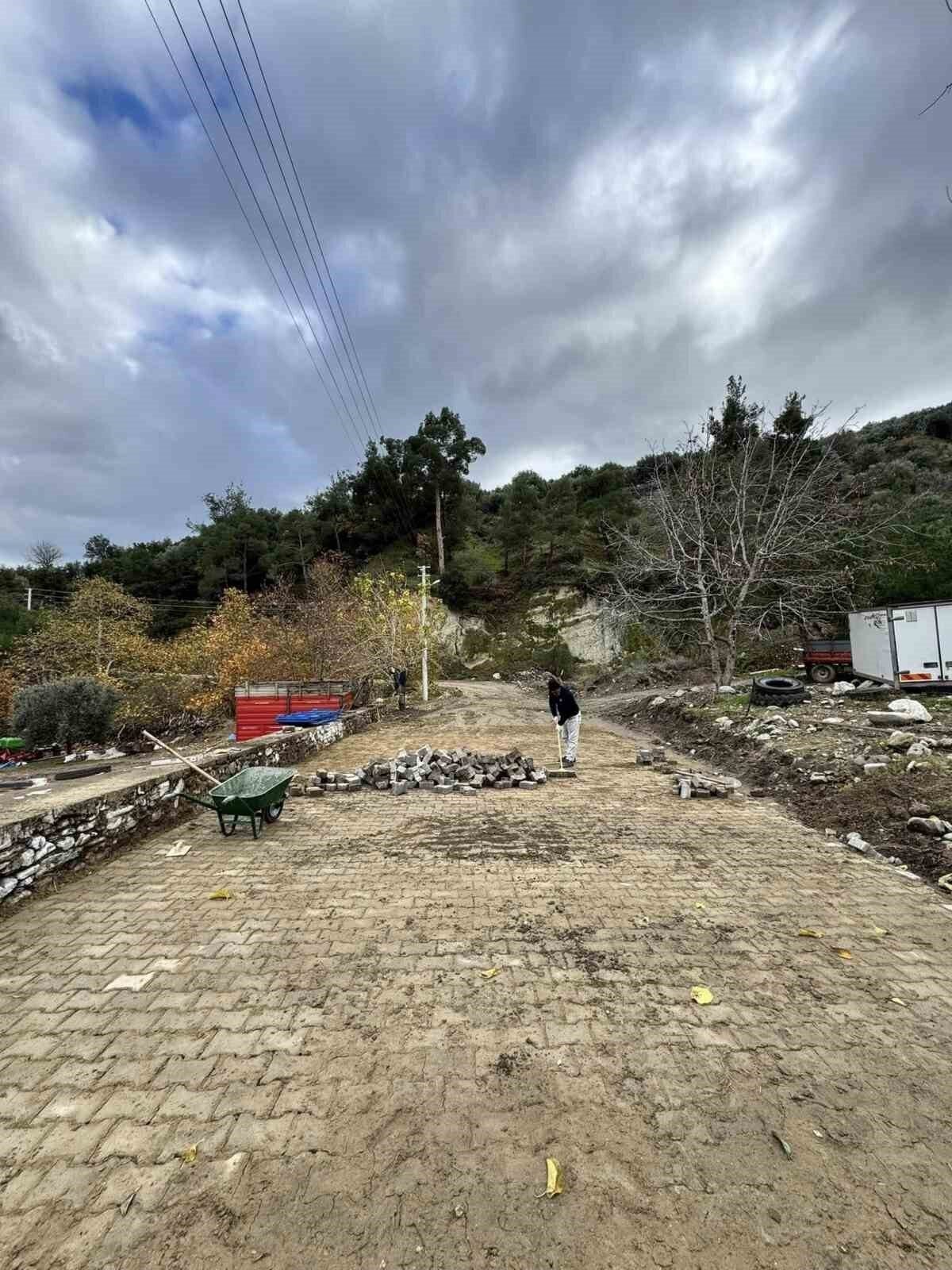 Karacasu’da yolları yenileme çalışmaları sürüyor