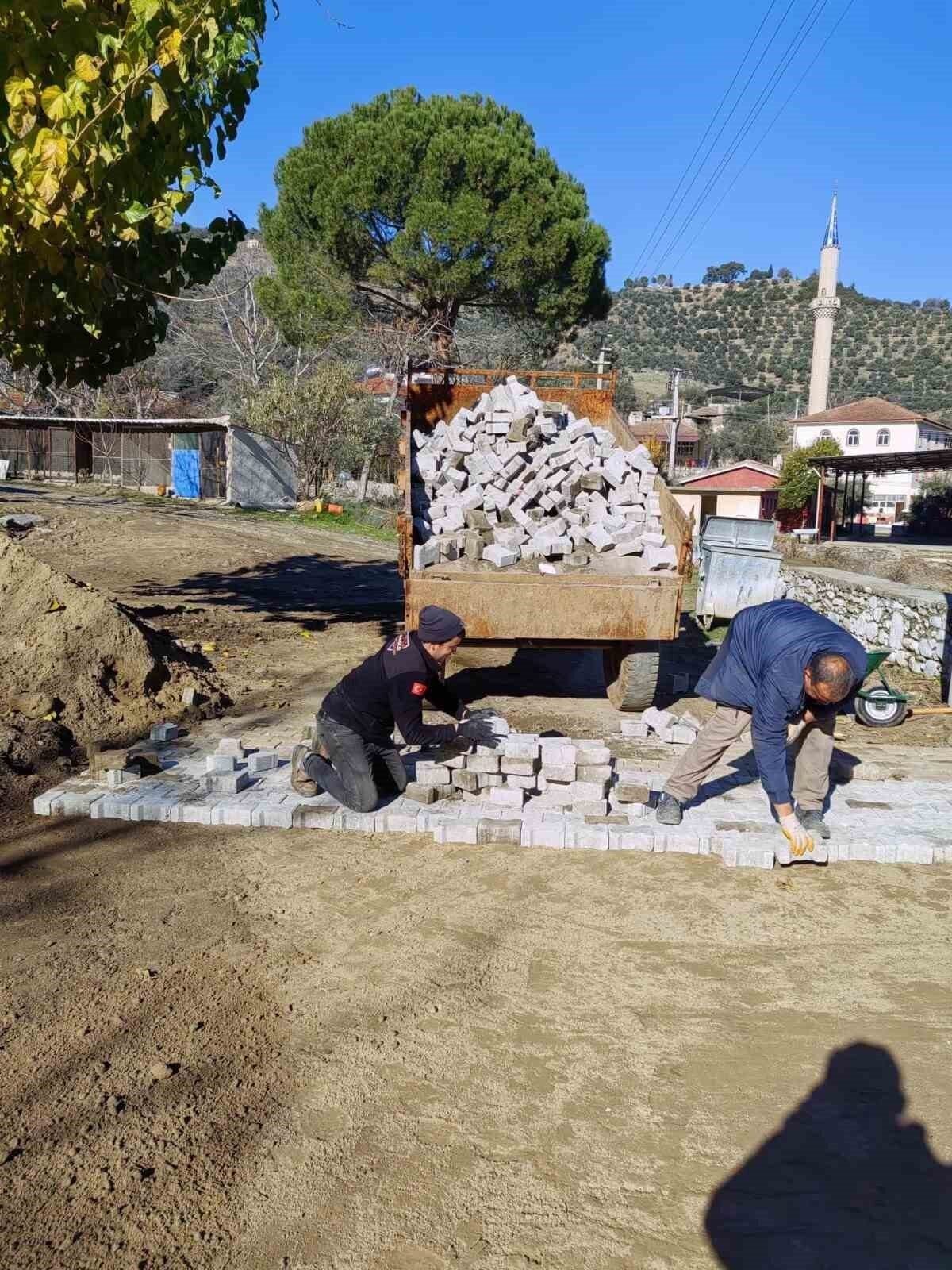 Karacasu’da yolları yenileme çalışmaları sürüyor