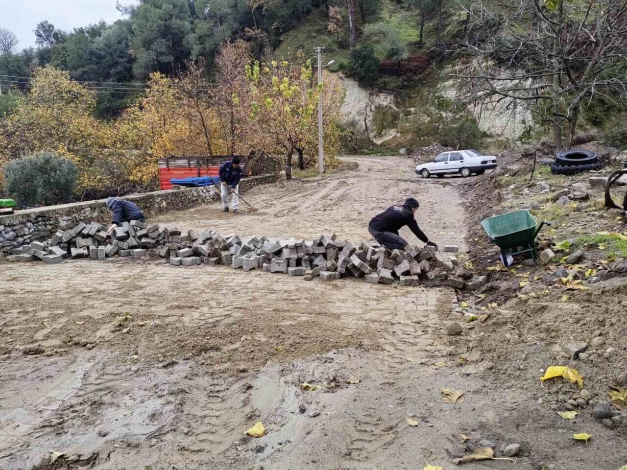 Karacasu’da yolları yenileme çalışmaları sürüyor