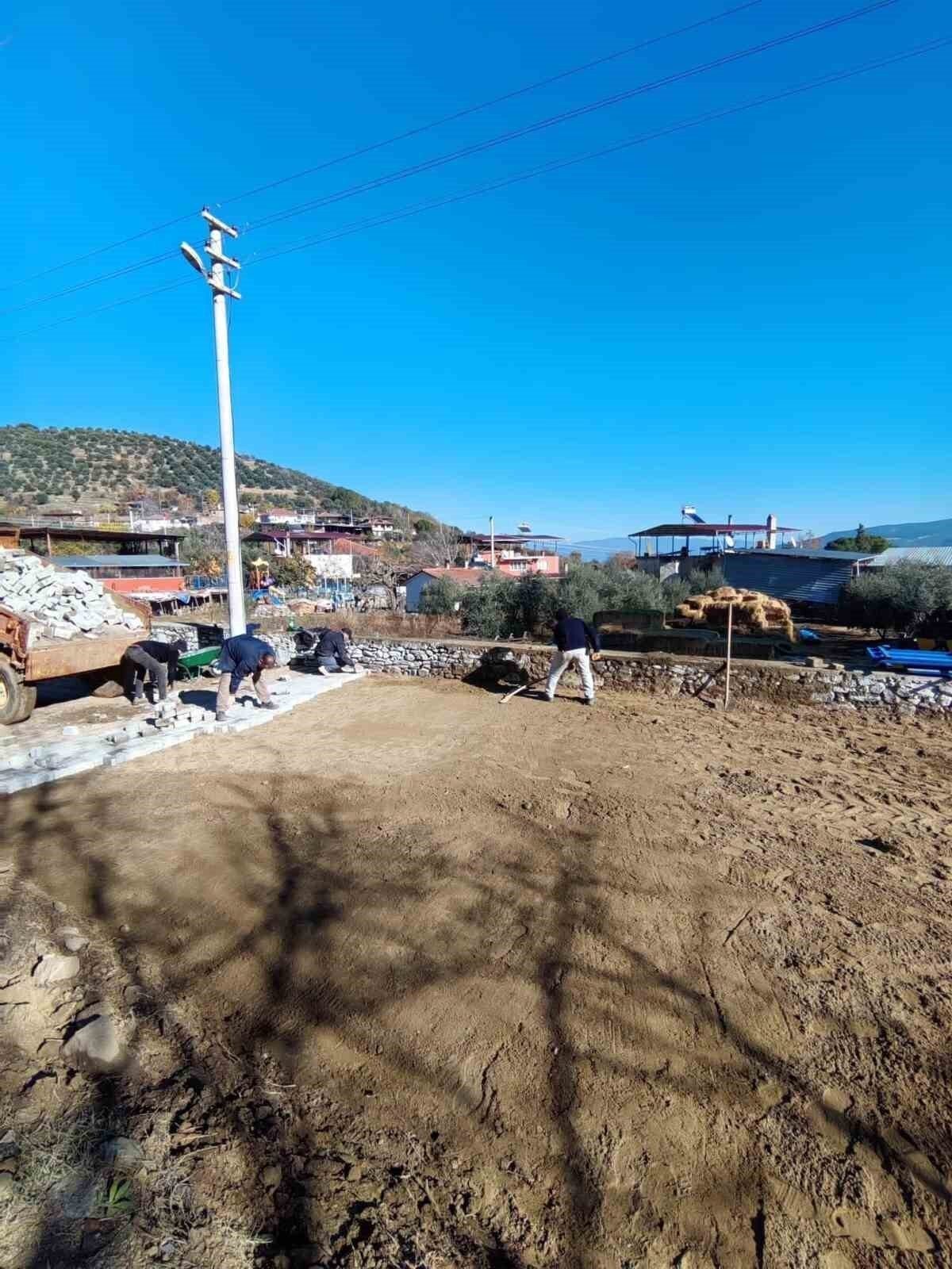 Karacasu’da yolları yenileme çalışmaları sürüyor