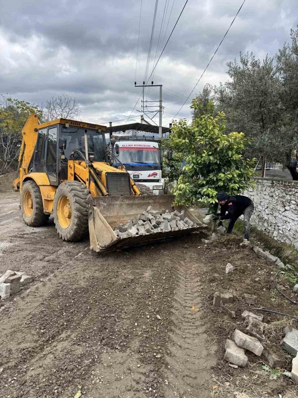 Karacasu’da yolları yenileme çalışmaları sürüyor
