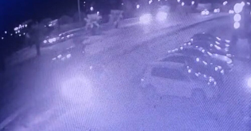 Kardeşini kazadan korumak isteyen ağabey, otomobilin çarpmasıyla hayatını kaybetti
