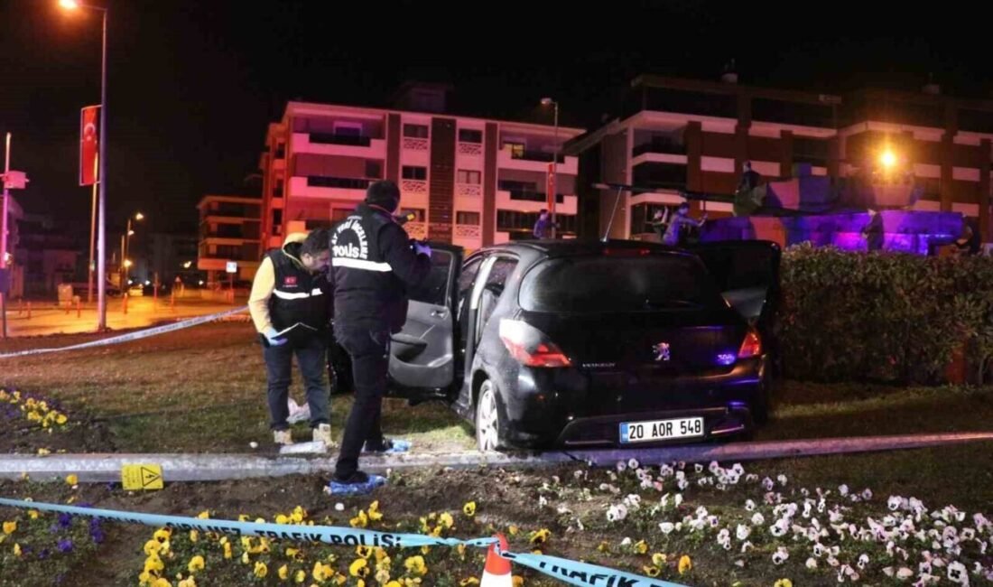 Denizli’de kavşağa süratli giren otomobil, kavşaktaki 15 Temmuz Şehitler Anıtı’nın