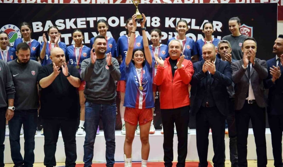 Kepez Belediye Başkanı Mesut Kocagöz, kadın basketbolda Antalya şampiyonu olan