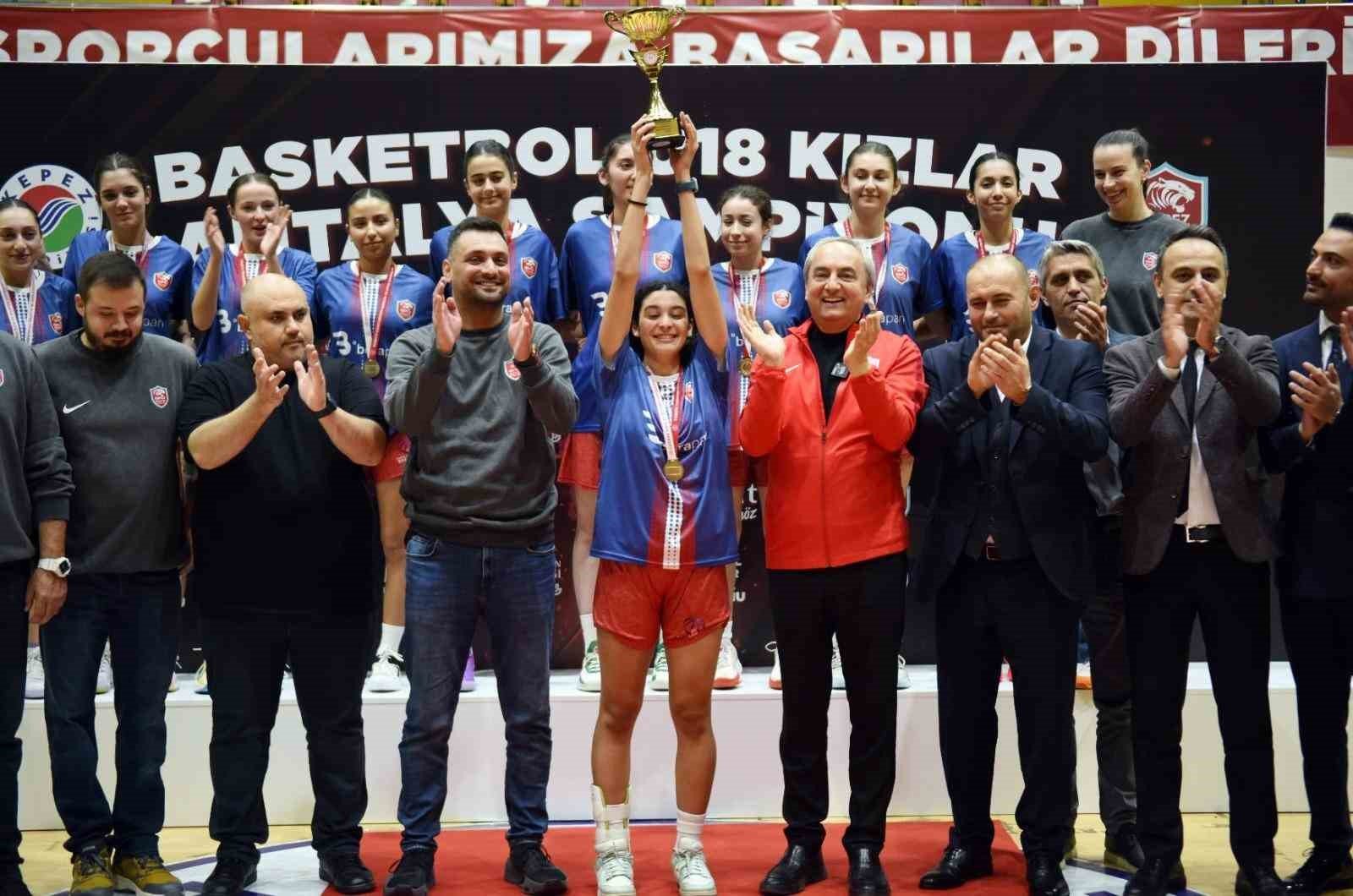 Kepez Belediye Başkanı Mesut Kocagöz, kadın basketbolda Antalya şampiyonu olan