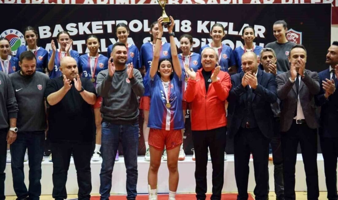 Kepez Belediye Başkanı Mesut Kocagöz, kadın basketbolda Antalya şampiyonu olan