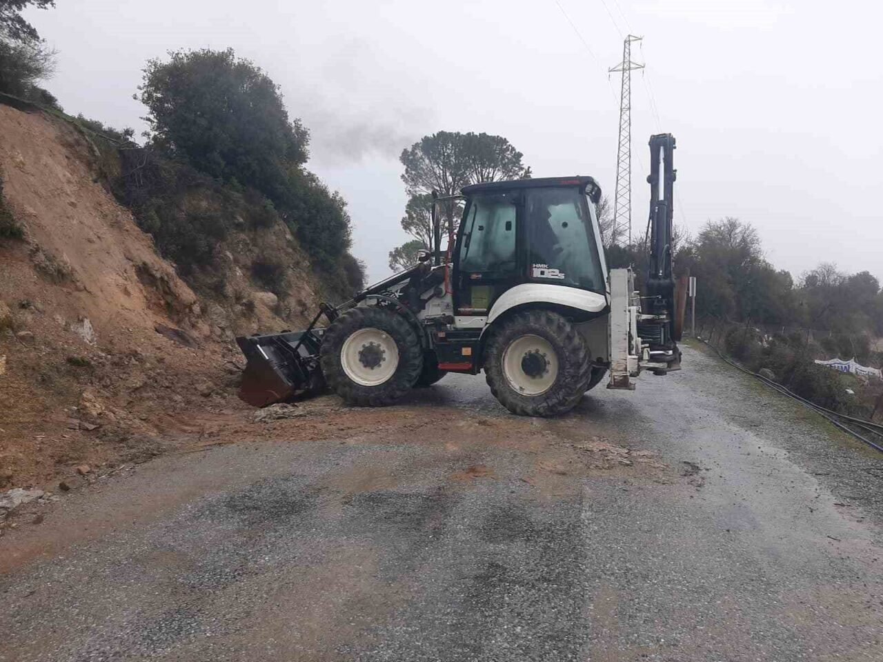 Koçarlı’da aşırı yağışlarla ulaşıma kapanan yol açıldı