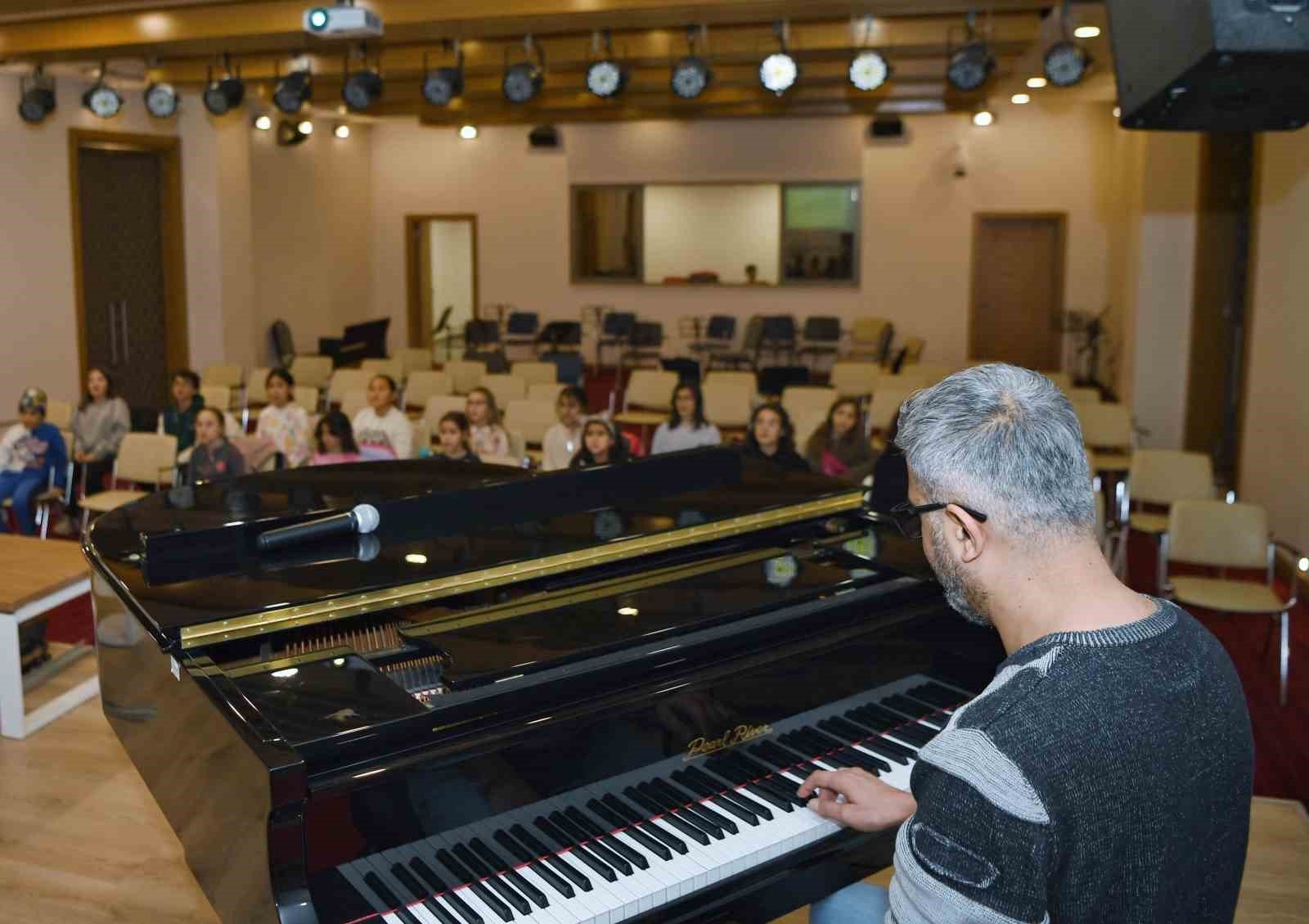 Konyaaltı’nda geleceğin sanatkarları yetişiyor