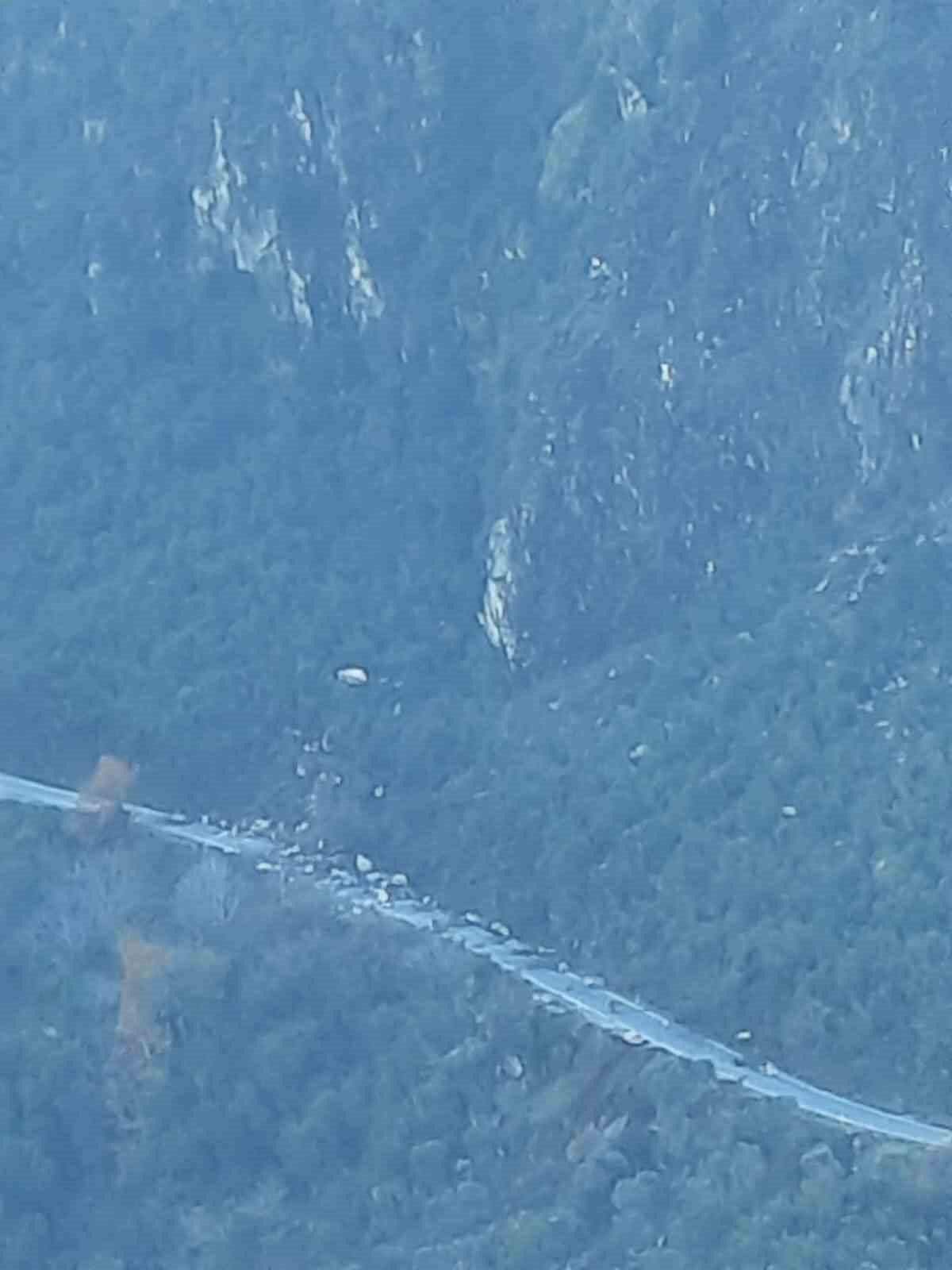 Köşk-Ödemiş yolunda heyelan