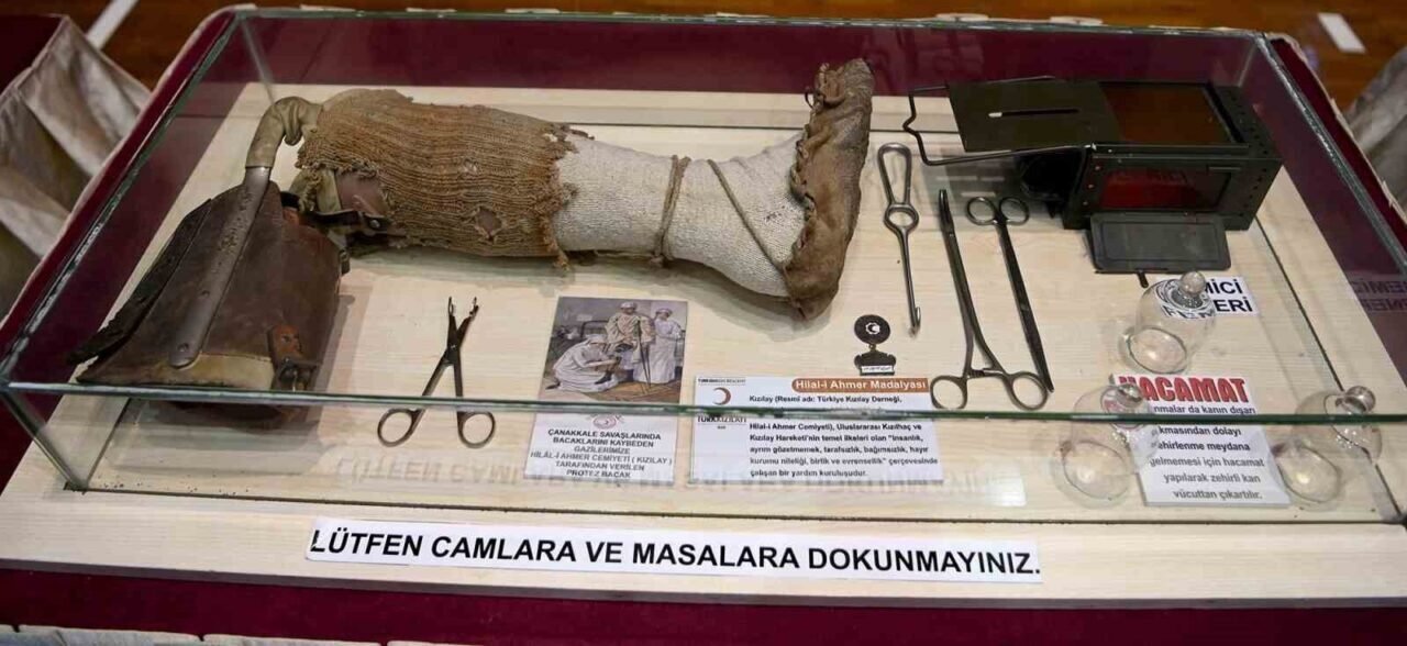Kuşadası’nda ‘Çanakkale’den Anadolu’ya’ isimli gezici müzeye yoğun ilgi