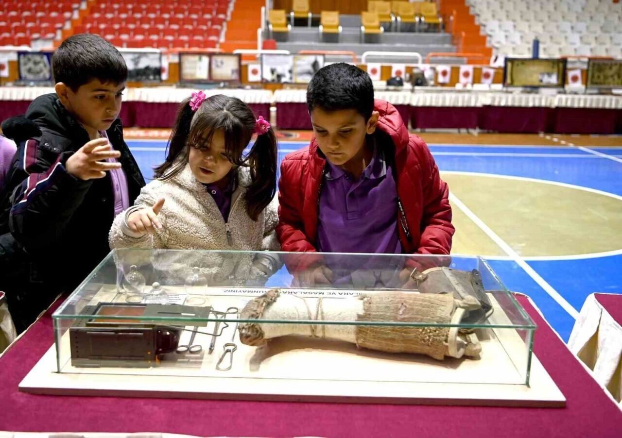 Kuşadası’nda ‘Çanakkale’den Anadolu’ya’ isimli gezici müzeye yoğun ilgi