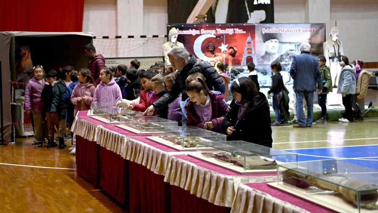 Kuşadası’nda ‘Çanakkale’den Anadolu’ya’ isimli gezici müzeye yoğun ilgi