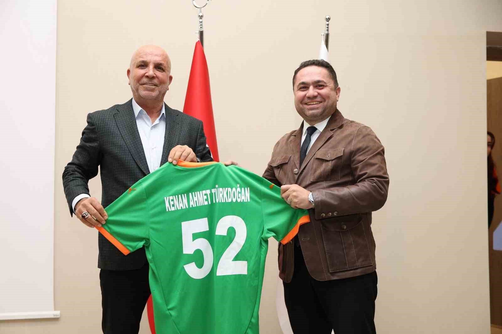 Lider Çavuşoğlu, ALKÜ’de Alanyaspor’u anlattı