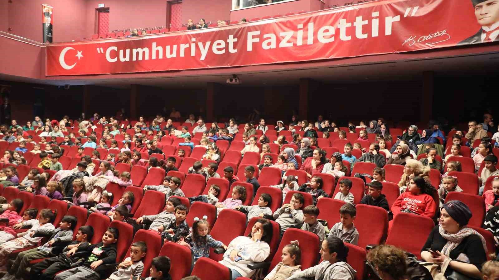 Lider Çerçioğlu, Aydınlı çocukları tiyatro ile buluşturdu