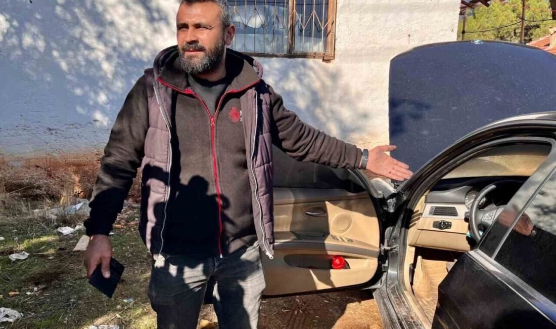 Antalya’nın Kepez ilçesinde, park halindeki bir otomobilin sigorta kutusunda çıkan
