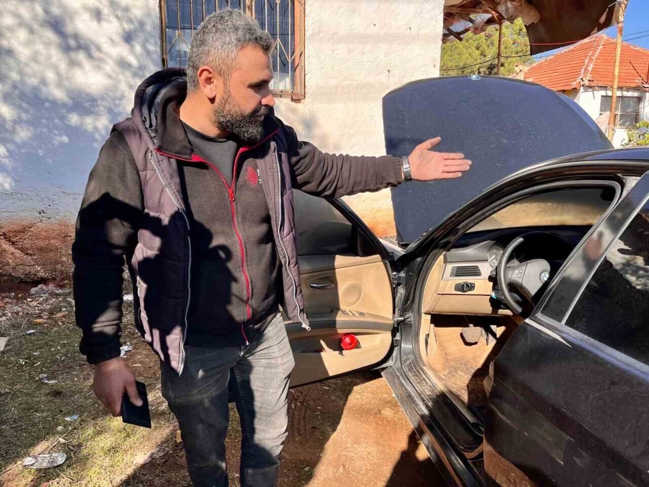 Lüks otomobil park halinde alev aldı