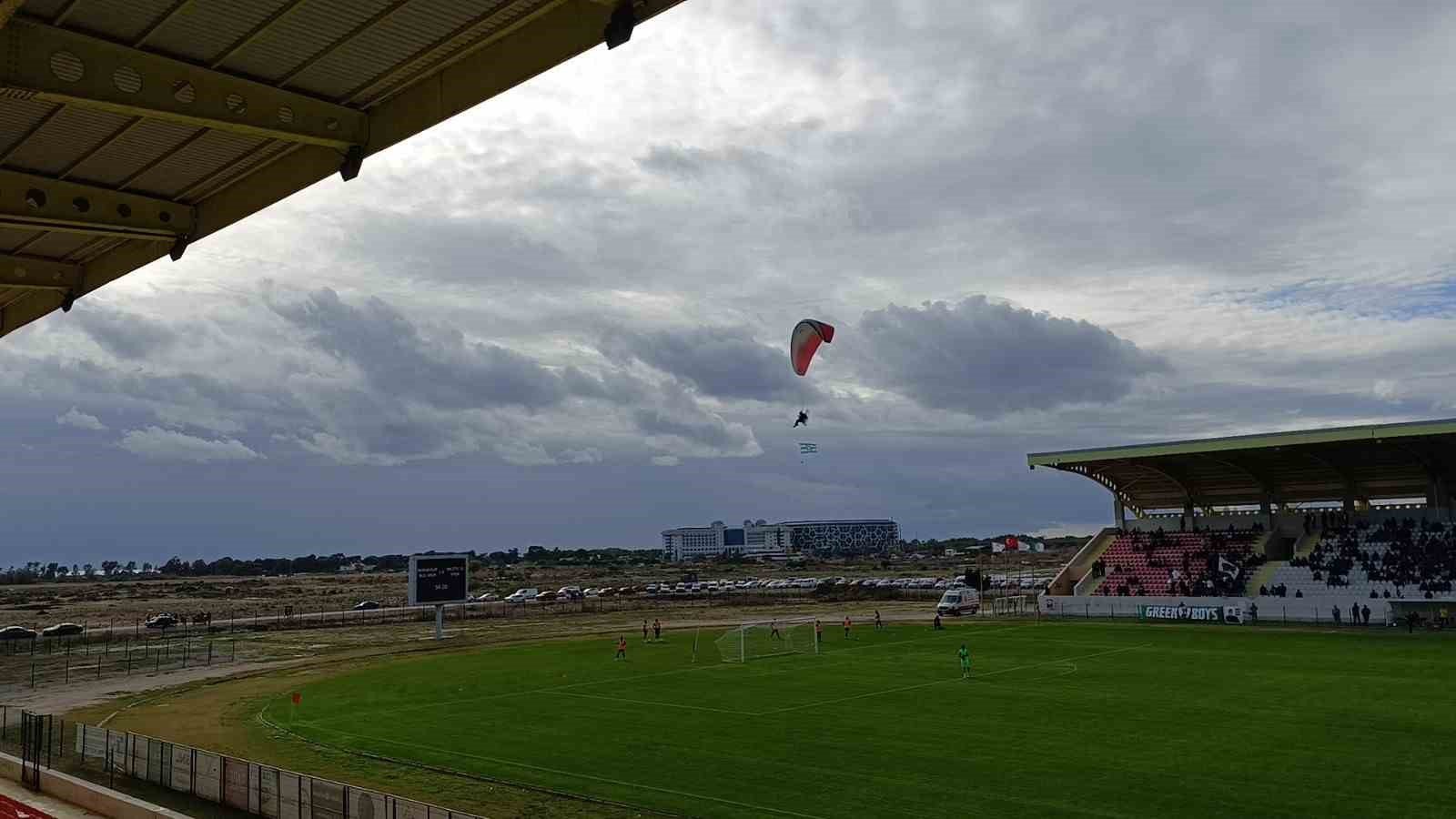 Manavgat Stadı’nda paramotor gösterisi