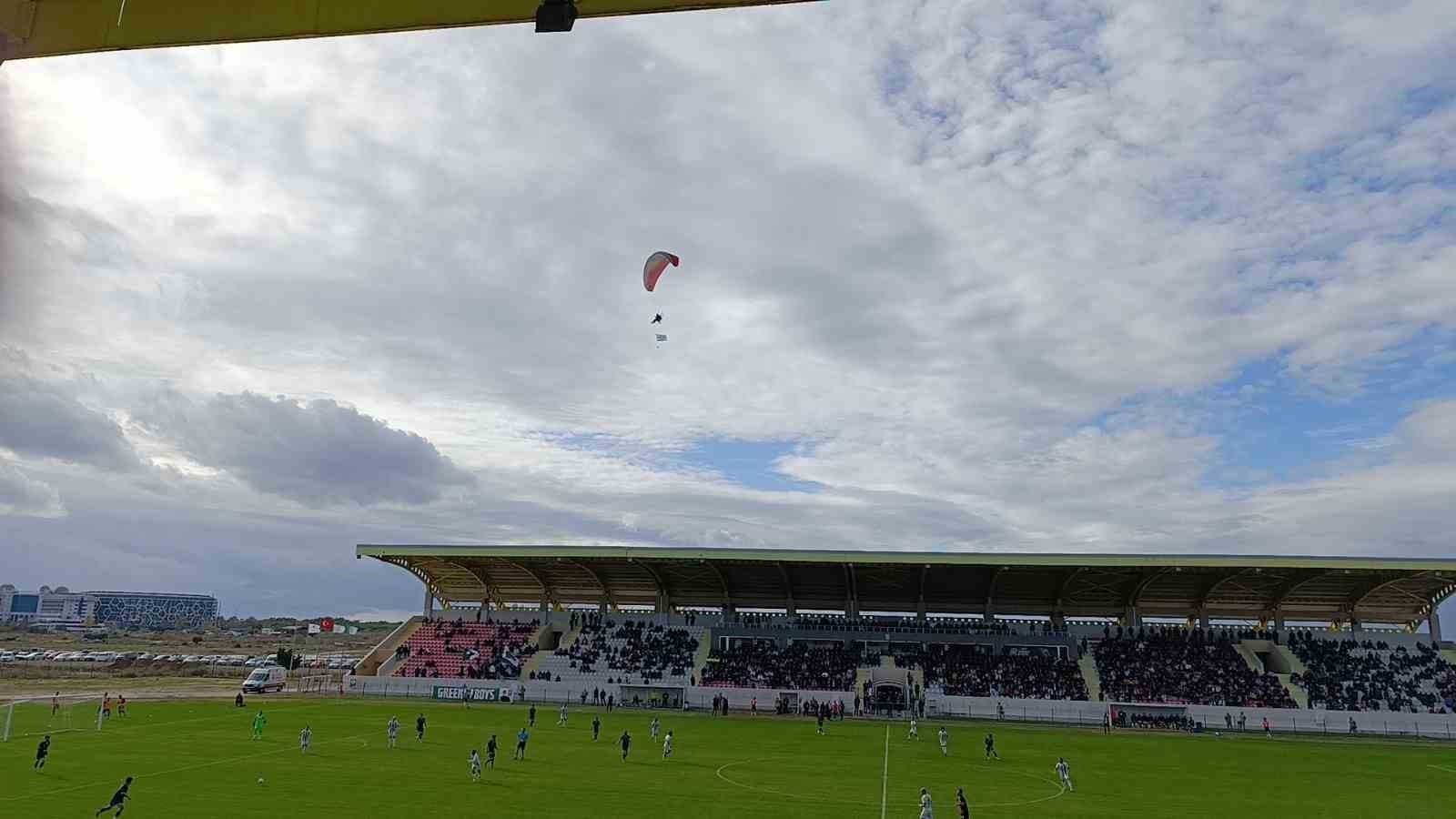 Manavgat Stadı’nda paramotor gösterisi