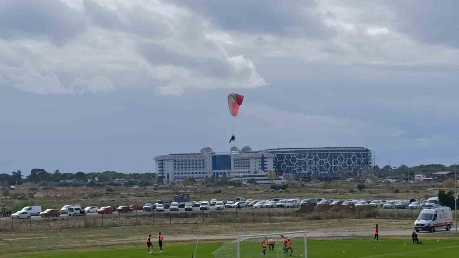 Manavgat Stadı’nda paramotor gösterisi