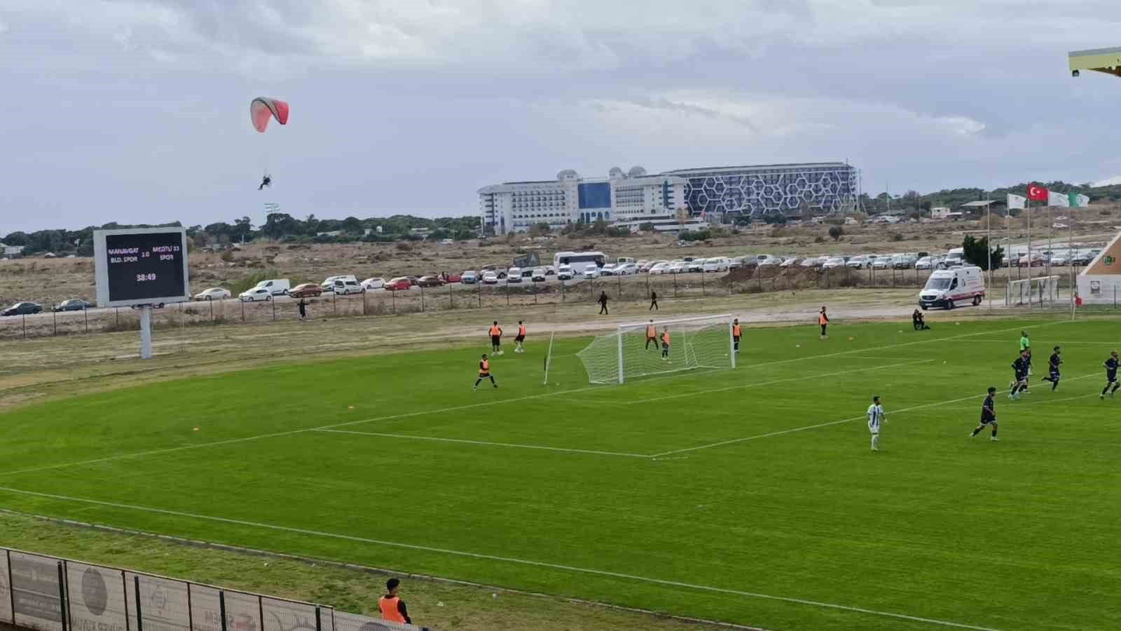 Manavgat Stadı’nda paramotor gösterisi