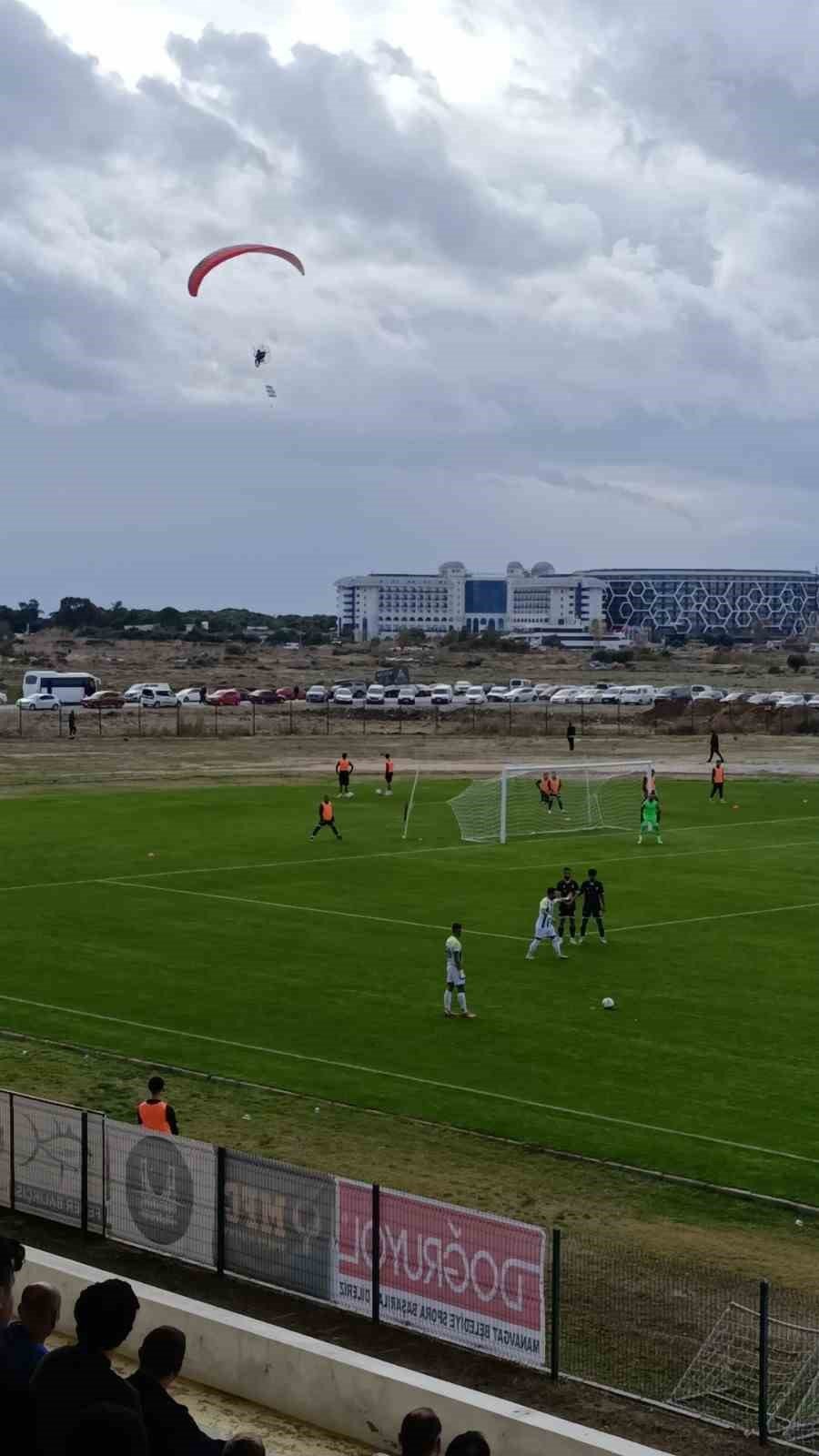 Manavgat Stadı’nda paramotor gösterisi