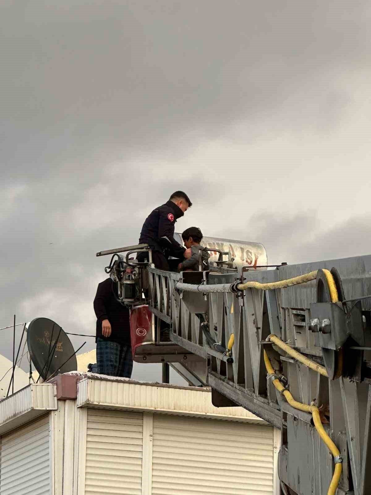 Manavgat’taki su baskınlarında mahsur kalan vatandaşlar botla kurtarıldı