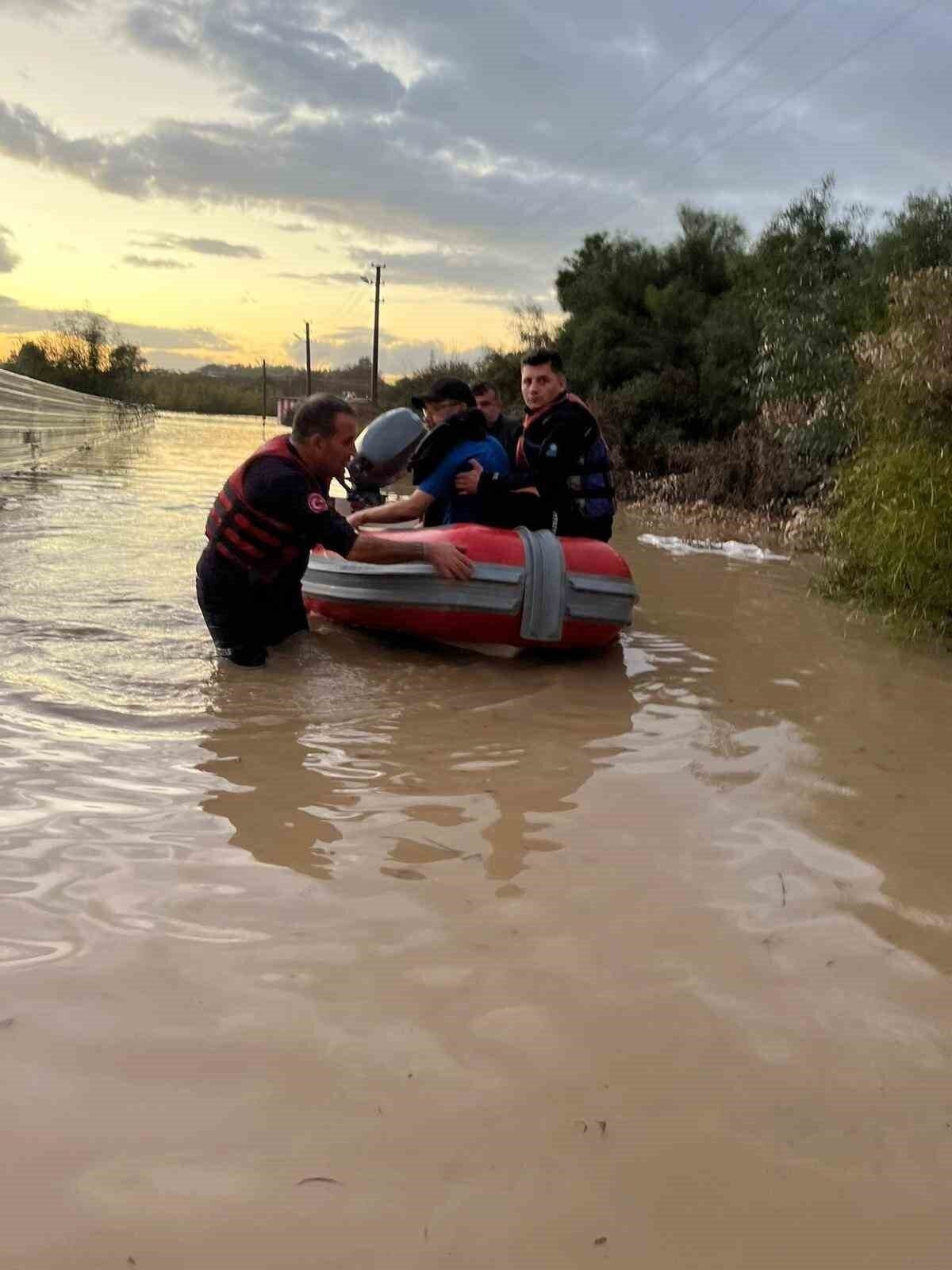 Manavgat’taki su baskınlarında mahsur kalan vatandaşlar botla kurtarıldı