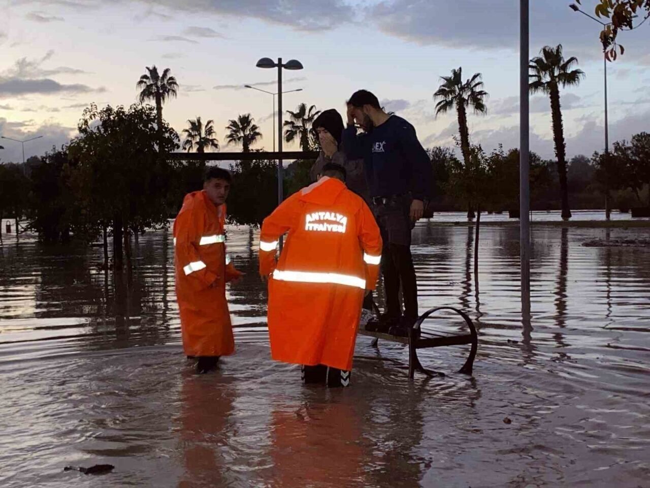 Manavgat’taki su baskınlarında mahsur kalan vatandaşlar botla kurtarıldı