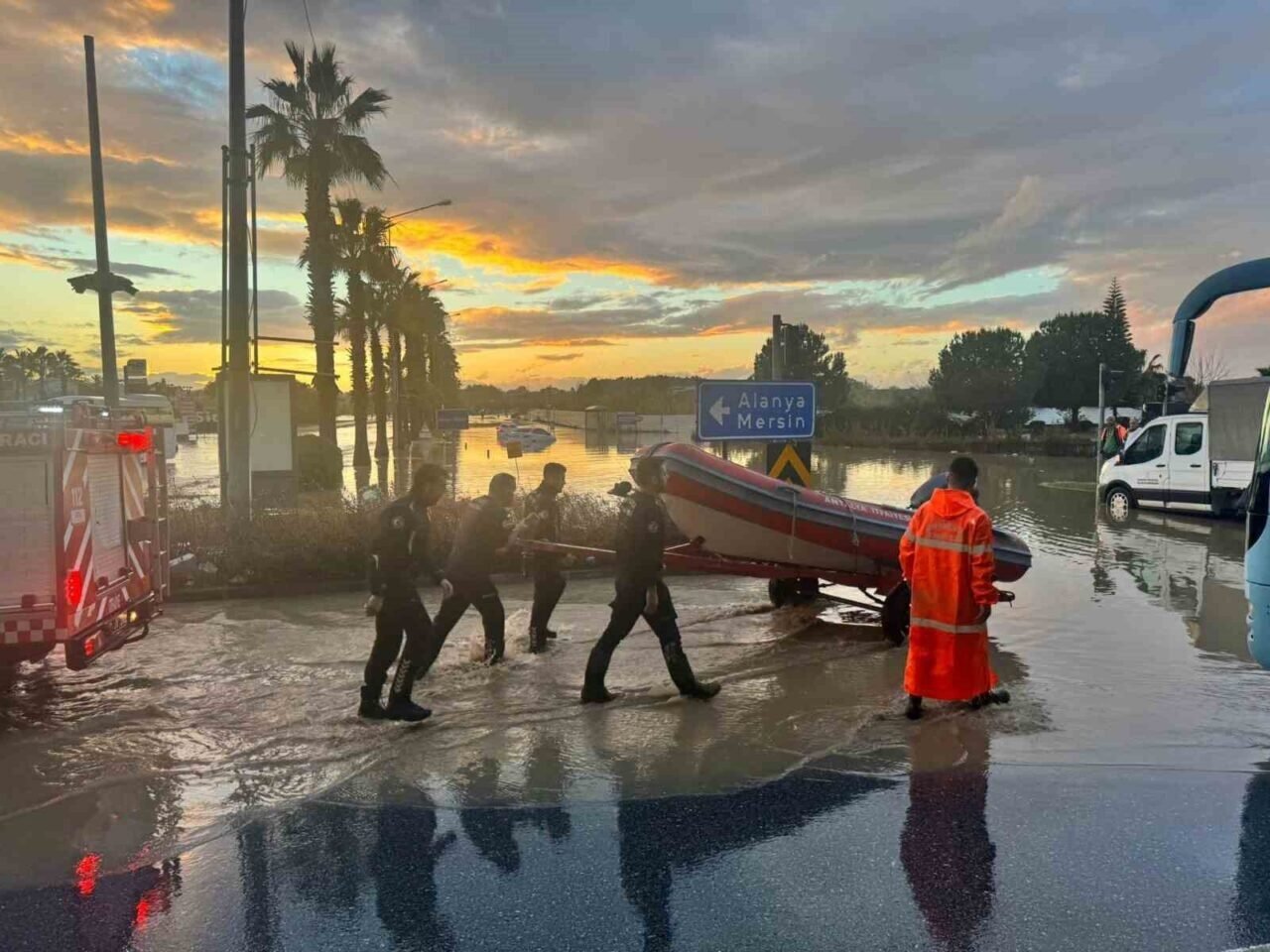 Manavgat’taki su baskınlarında mahsur kalan vatandaşlar botla kurtarıldı