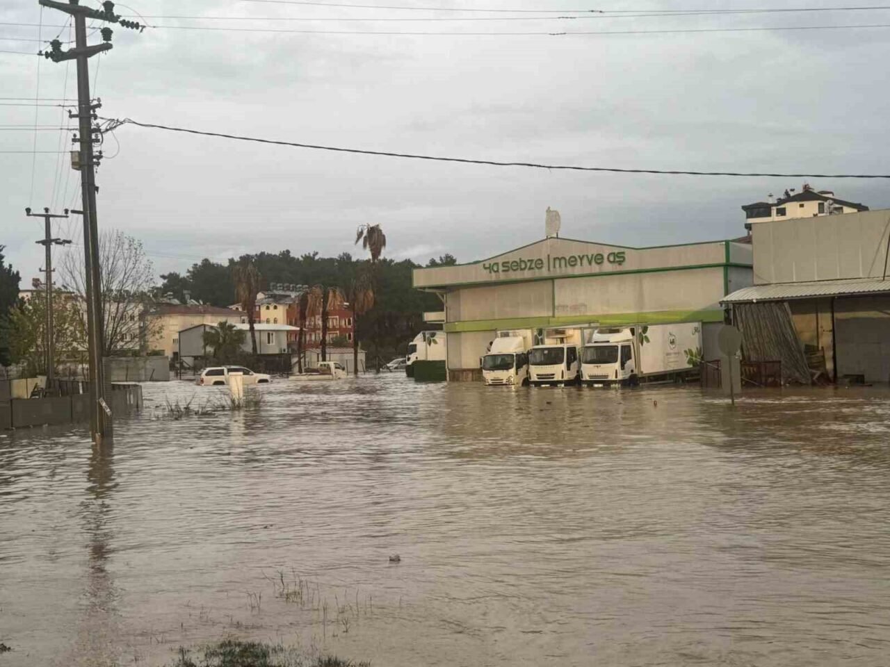 Manavgat’taki su baskınlarında mahsur kalan vatandaşlar botla kurtarıldı