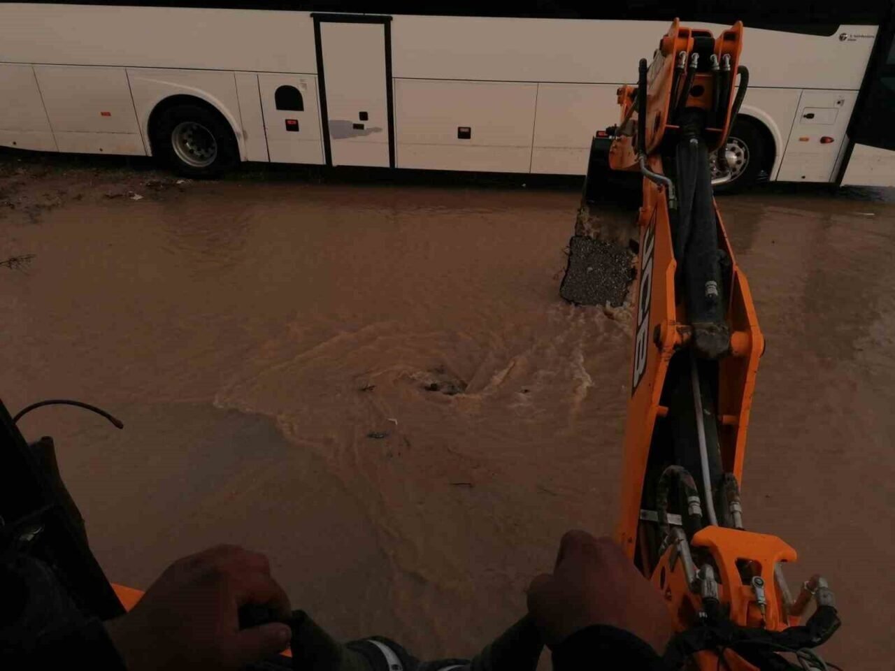 Manavgat’taki su baskınlarında mahsur kalan vatandaşlar botla kurtarıldı