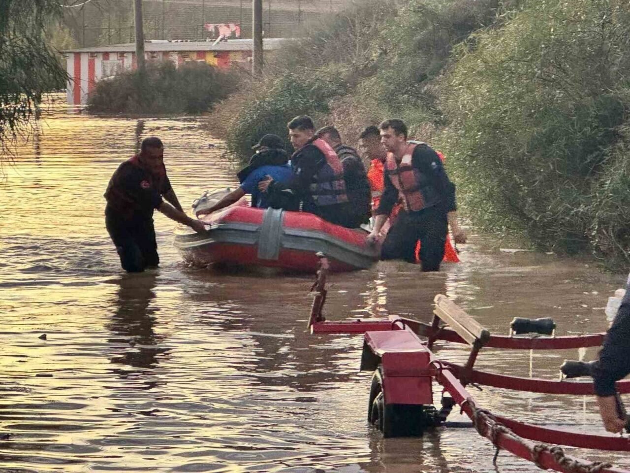 Manavgat’taki su baskınlarında mahsur kalan vatandaşlar botla kurtarıldı