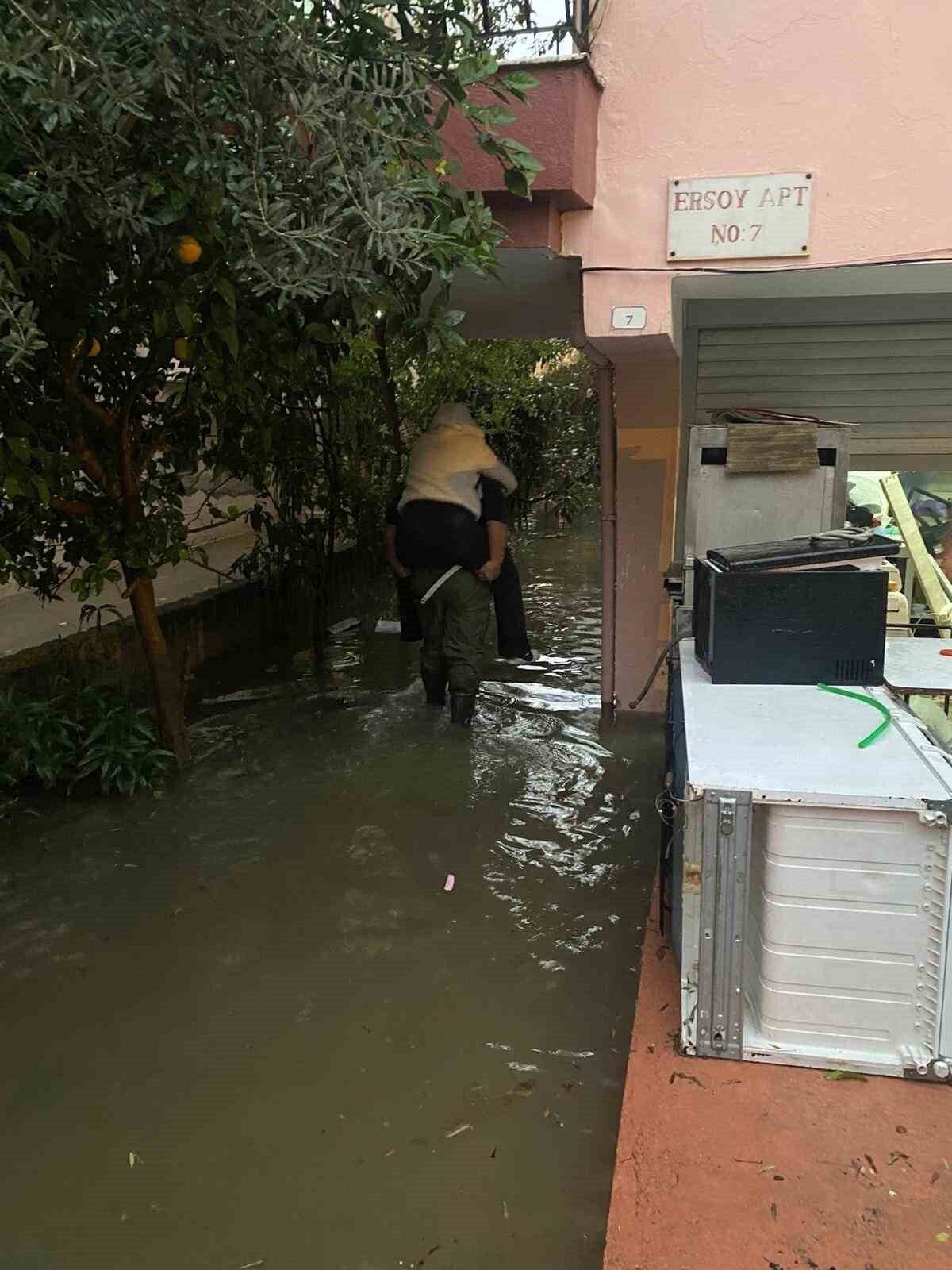 Manavgat’taki su baskınlarında mahsur kalan vatandaşlar botla kurtarıldı