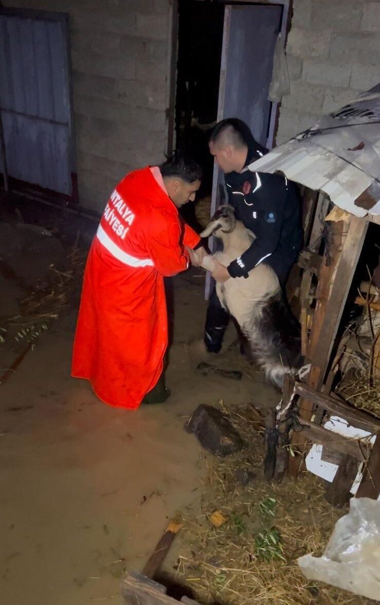Manavgat’taki su baskınlarında mahsur kalan vatandaşlar botla kurtarıldı