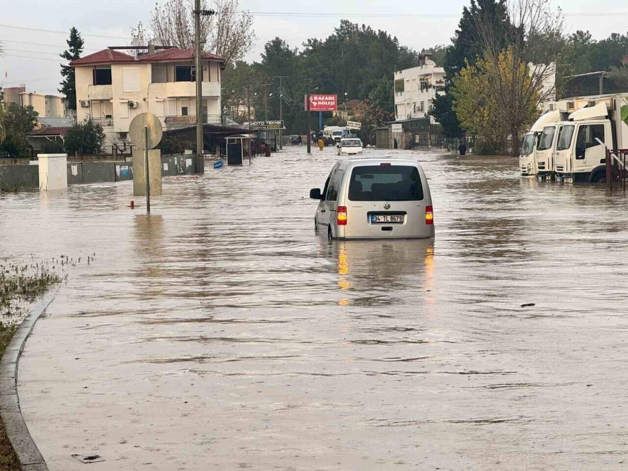 Manavgat’taki su baskınlarında mahsur kalan vatandaşlar botla kurtarıldı