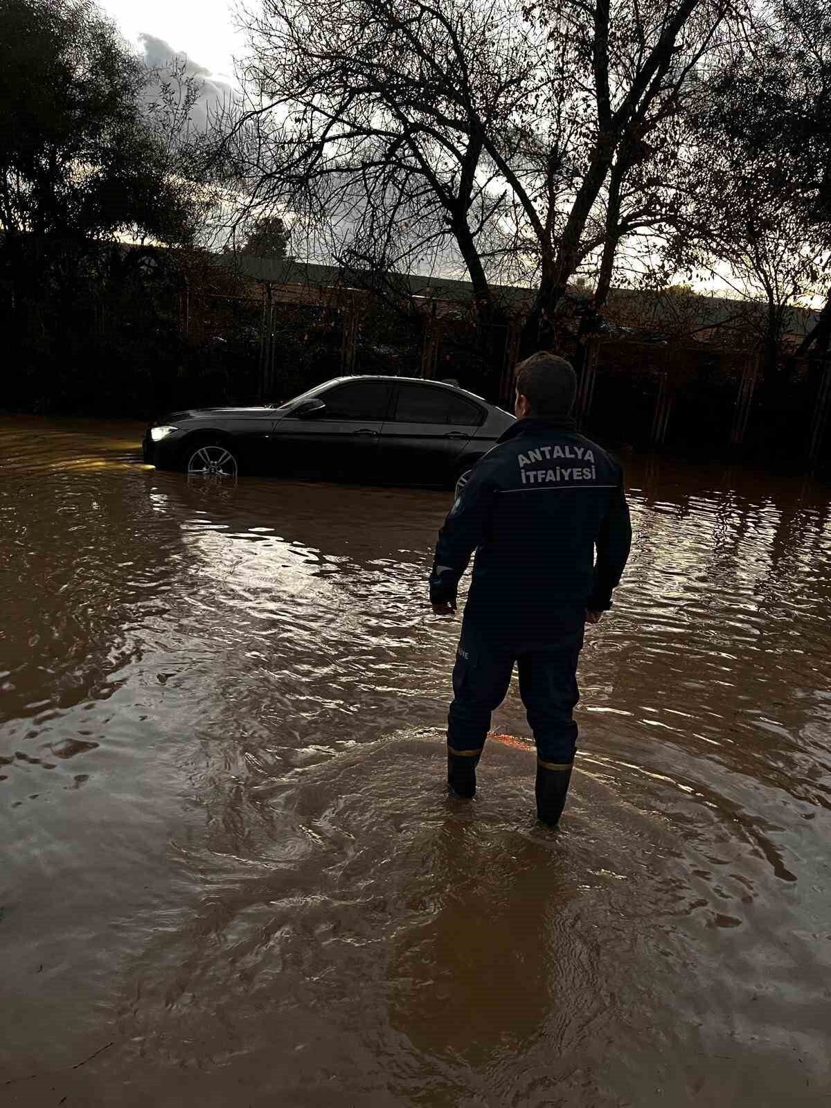 Manavgat’taki su baskınlarında mahsur kalan vatandaşlar botla kurtarıldı