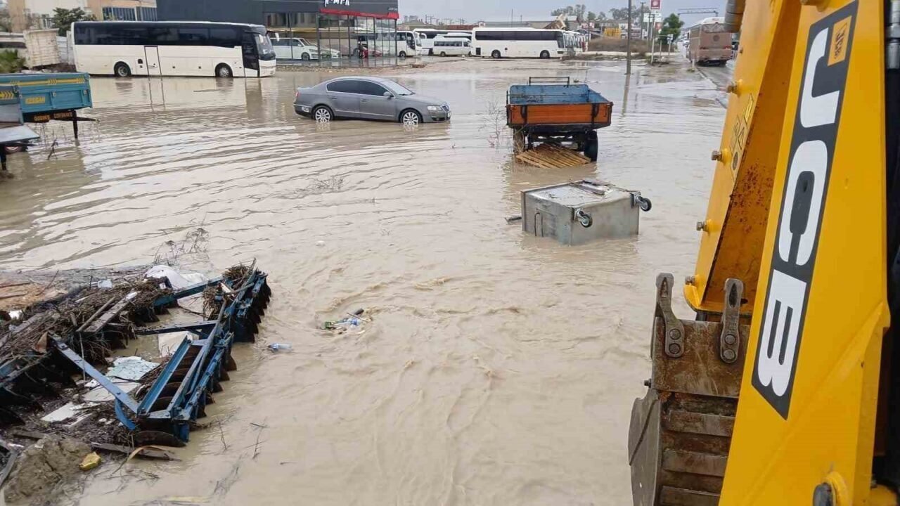 Manavgat’taki su baskınlarında mahsur kalan vatandaşlar botla kurtarıldı