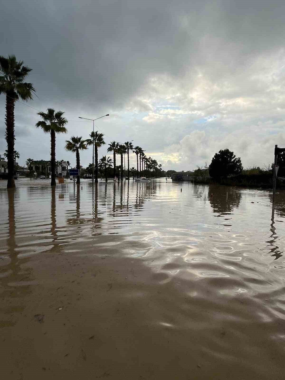 Manavgat’taki su baskınlarında mahsur kalan vatandaşlar botla kurtarıldı