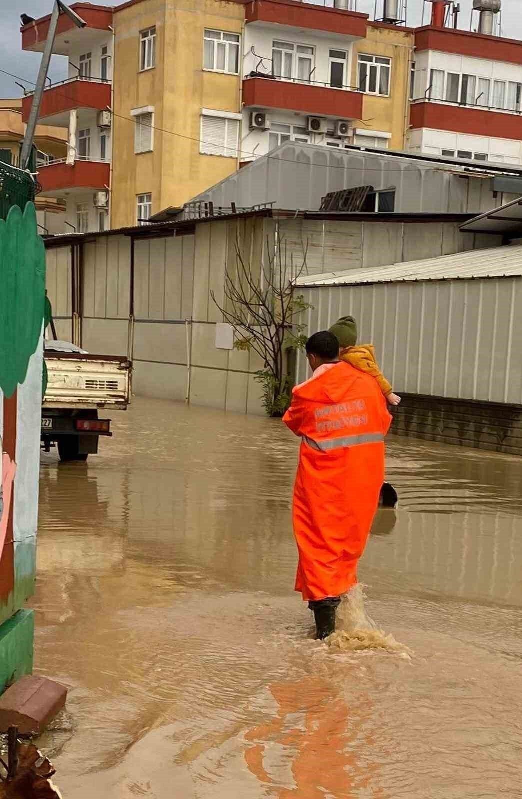 Manavgat’taki su baskınlarında mahsur kalan vatandaşlar botla kurtarıldı